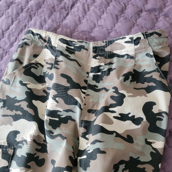 Pre-loved forever 21 camo pants sz XL - Picture 4 of 11